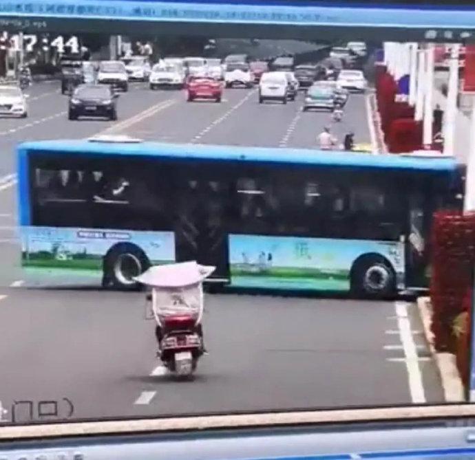 贵州坠湖公交车司机驾龄超20年，公交公司该作何赔偿？