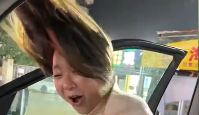 逗乐网友！台风木兰登陆，女子被吹成赛亚人，这一幕遭到了网友怎样的调侃？