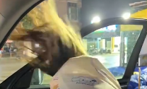 逗乐网友！台风木兰登陆，女子被吹成赛亚人，这一幕遭到了网友怎样的调侃？