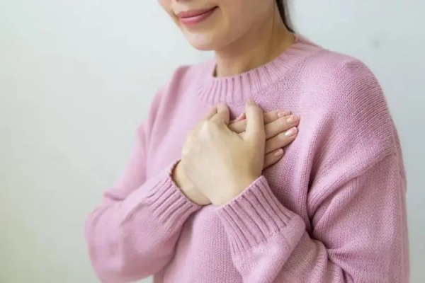 女生胸口长什么？
