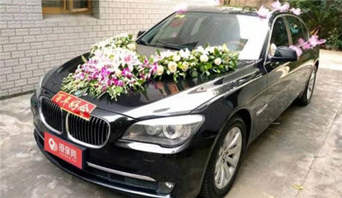 大连一婚车突然加速，摄像师瞬间被甩出后备箱，目前摄影师的情况如何了？