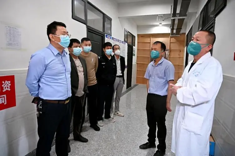 江西贵溪方舱睡水泥地这一消息冲上热搜！当地对此作何回应？