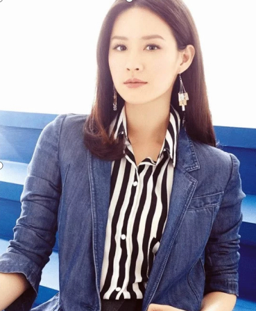 曾恺玹素颜已经能打，和现任老公并肩，你觉得她漂亮吗？