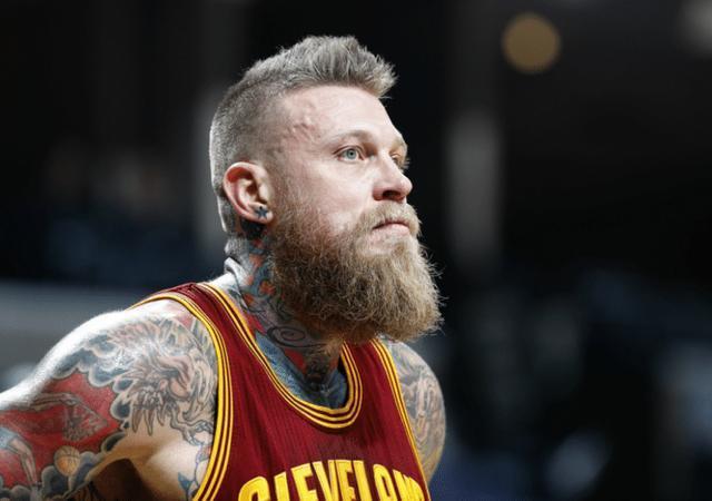 NBA巨星鸟人如今身材走样，43岁俘获极品女友，身材颜值如何？