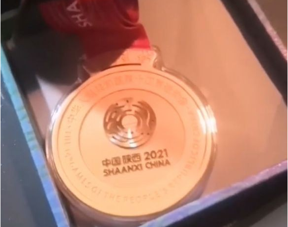 你如何看待西安司机捡到全运会金牌误以为月饼这件事？