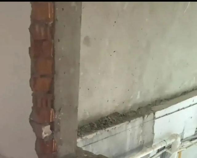 杭州女子新房阁楼墙遭邻居砸穿：想共用，邻居的这个提议可行吗？
