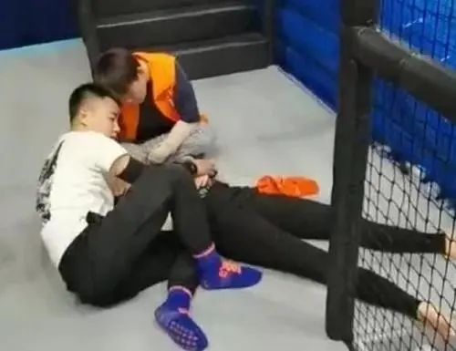 南京一女子连跳多张蹦床致骨折，该项目存在哪些安全隐情？