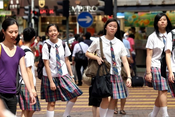 中学收学生2300元校服费，学生校服真有这么贵还是学校中饱私囊？