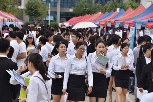女硕士花50万托人找工作被骗，为什么这种事越来越多？