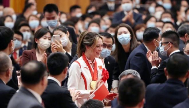 媒体报道谷爱凌登高中试卷，谷爱凌的影响力和关注度有多大？
