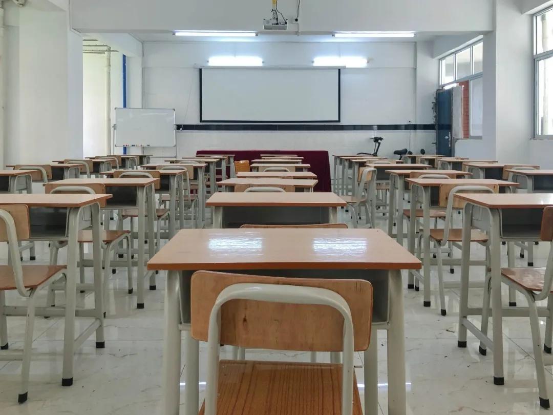 北京2所学校采取封闭管理，这背后的原因是什么？