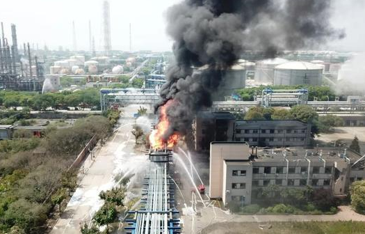 上海石化化工部起火，火球直冲天空，这场火灾事故为何难以扑灭？