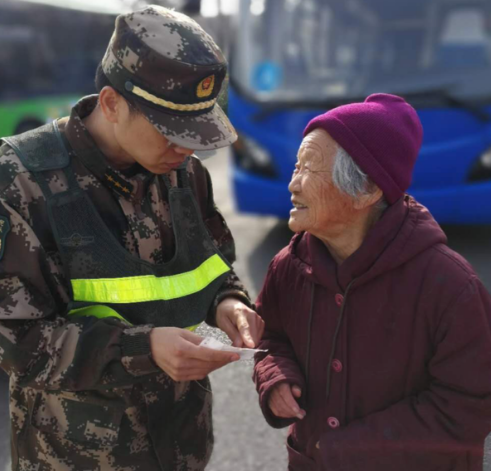 老奶奶坐公交车为何会对着司机的头扫码？