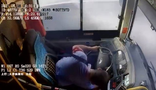 深圳公交司机低头捡东西碾死行人，究竟有何隐情？