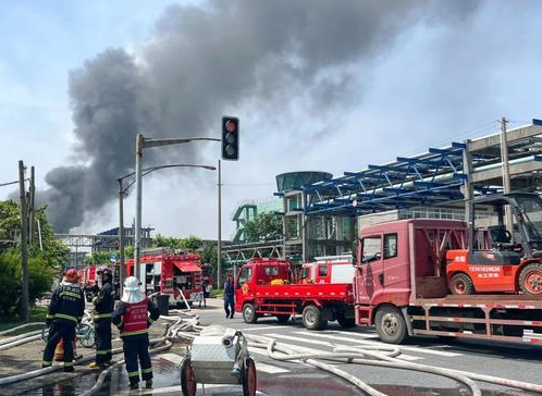 上海石化化工部起火，火球直冲天空，这场火灾事故为何难以扑灭？