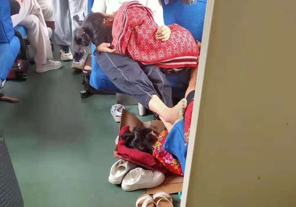 据报道，载735人列车被困郑州超40小时，目前的情况如何了？