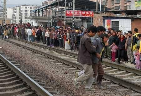 瑞典一火车撞飞公交车，公交车为什么会停在铁轨上？