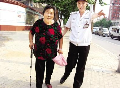 老奶奶坐公交车为何会对着司机的头扫码？
