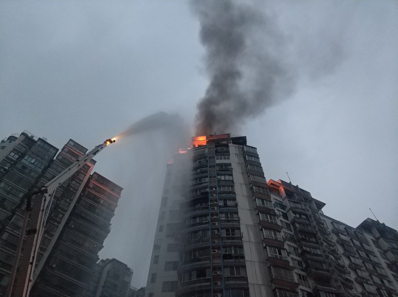 浙江一灵堂深夜起火致儿子儿媳死亡，引发着火的原因是什么？