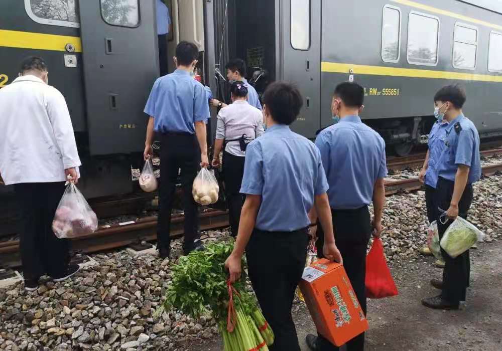 据报道，载735人列车被困郑州超40小时，目前的情况如何了？