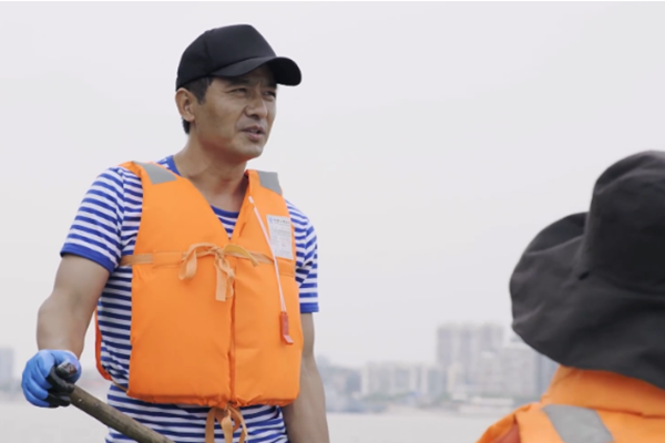 夫妻为捡垃圾卖掉唯一住房，这样的行为值得提倡吗？