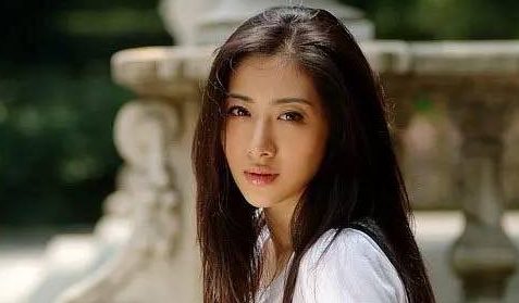 41岁刘思彤，出道22年形象百变多姿，如今过得如何？