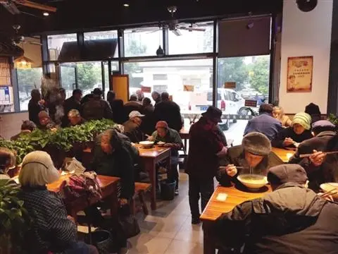 上海一阿姨吃面吃到自己继承面馆当老板，你知道哪些关于这位阿姨的故事？