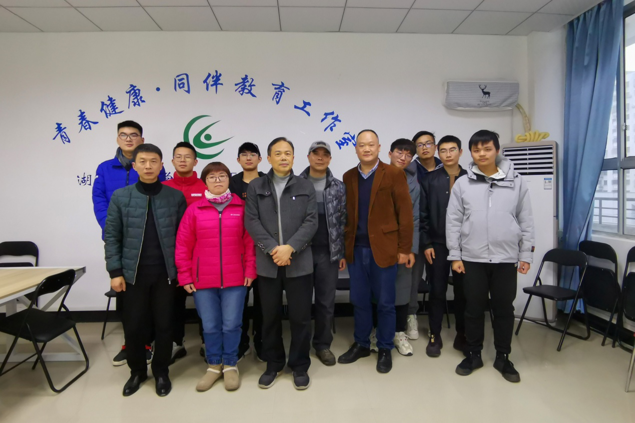 湖北科技学院一学生举报老师剽窃其科研成果申报专利，这反映了什么问题？