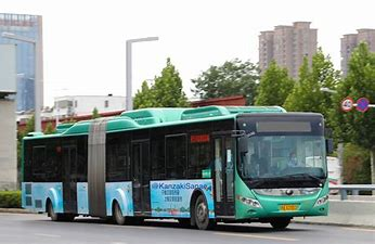 郑州一公交撞翻外卖员逃逸，司机已停职，当时发生了什么？
