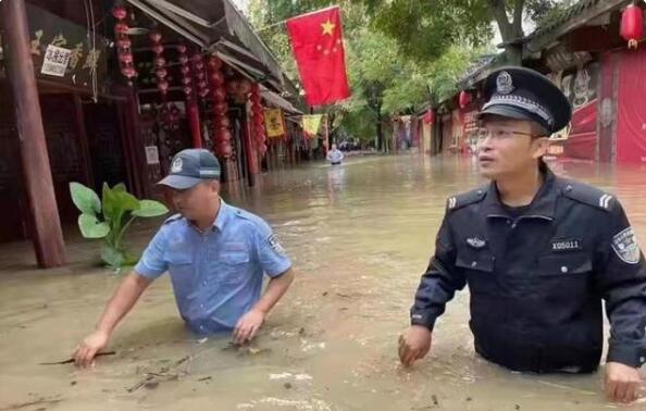 洪峰过境，四川阆中古城部分街道被淹，当地居民该注意哪些安全问题？
