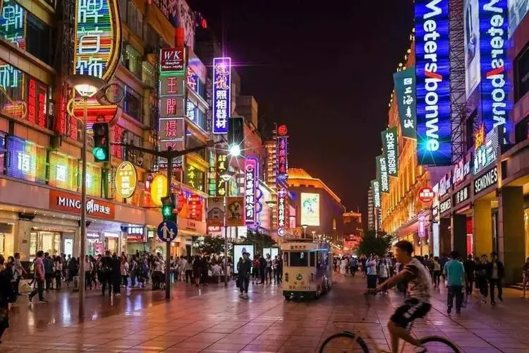 上海商圈人潮回归了，网友的报复性消费来了吗？
