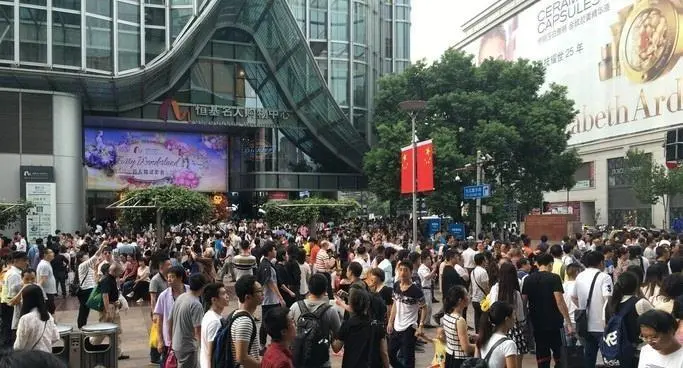 上海商圈人潮回归了，网友的报复性消费来了吗？