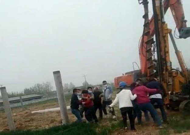 河北两村庄因建光伏电站毁了百亩麦地，相关负责人会被如何惩罚？