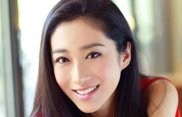 41岁刘思彤，出道22年形象百变多姿，如今过得如何？