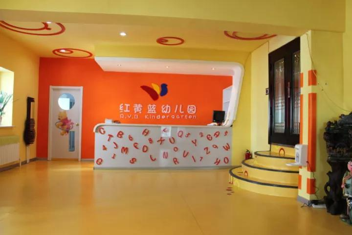 红黄蓝幼儿园回应助教让男童闻脚，男童家长对此有什么反应？