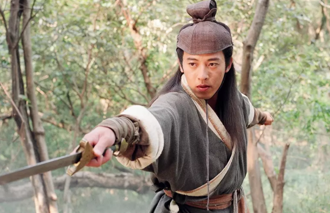 吕颂贤版的笑傲江湖，任盈盈在第几集出现，令狐冲见到任盈盈真面目是在第几集？