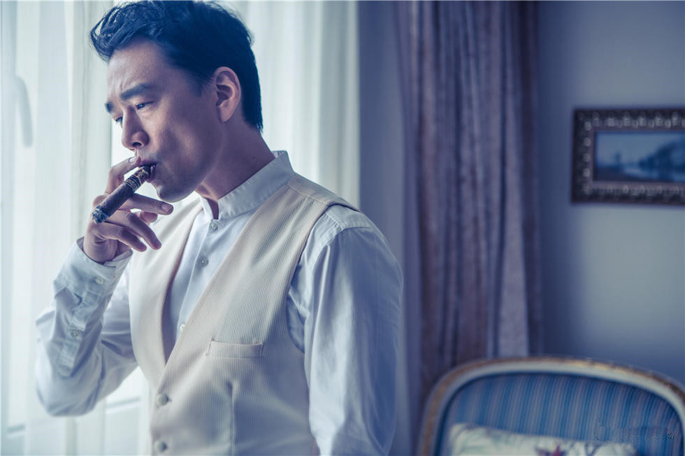 《小爸爸》中饰演夏天的舅舅演员是谁？