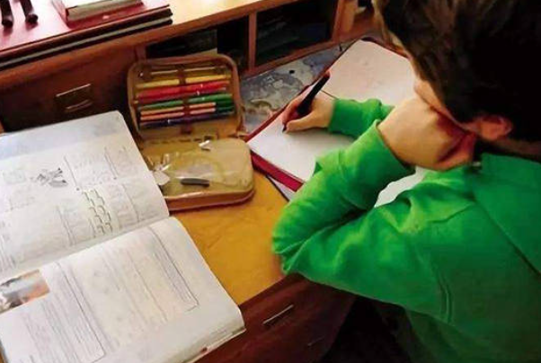 学生为什么做错题老师要插一支笔在上面？