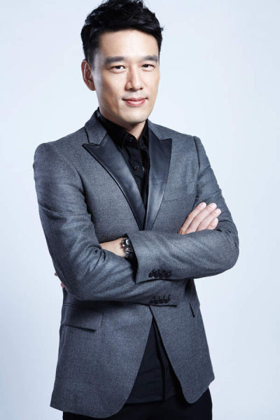 《小爸爸》中饰演夏天的舅舅演员是谁？