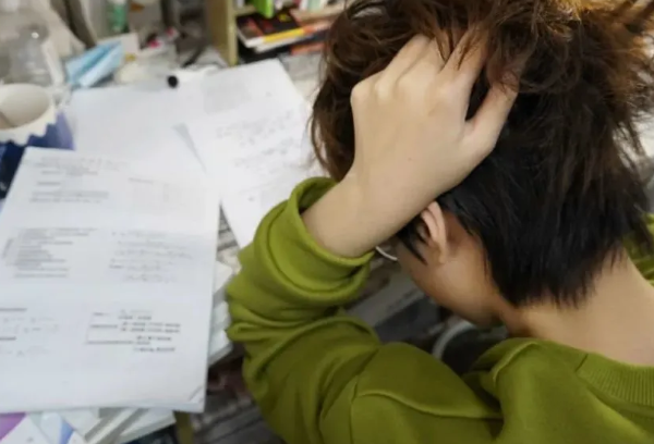 学生为什么做错题老师要插一支笔在上面？