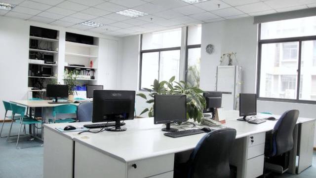老板以送女员工回家为由，车内强行侵犯，你怎么看？